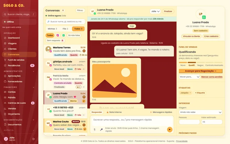 Conversas do WhatsApp e do Instagram numa tela só, cada uma com a pessoa responsável e a etapa do funil.